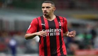 إسماعيل بن ناصر لاعب وسط ميلان