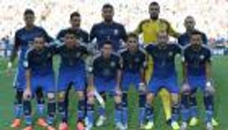 فأل سيئ.. "نحس الأرجنتين" يعانق ميسي قبل كأس العالم 2022 (فيديو)