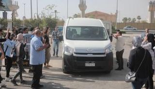 لحظة وصول جثمان الفنان هشام سليم للصلاة عليه