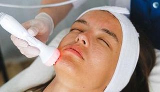 أضرار تنظيف البشرة في الصالونات