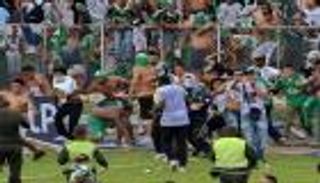 لحظات مروعة.. 1400 مشجع يقتحمون الملعب للاعتداء على فريقهم (فيديو)