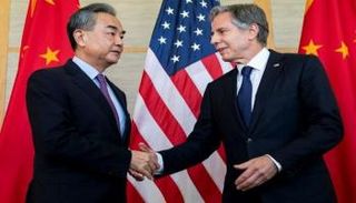 وزير الخارجية الأمريكي أنتوني بلينكن مع نظيره الصيني وانغ يي - أرشيفية