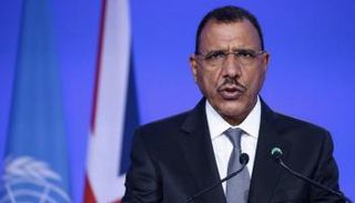 رئيس النيجر محمد بازوم (أ ف ب)