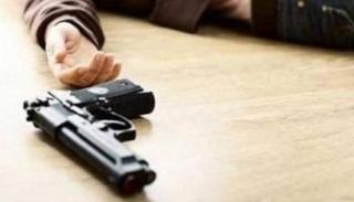 عراقي يطلق الرصاص على نفسه - تعبيرية