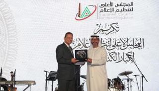 كرم جبر يسلم محمد الحمادي جائزة "الرواد"