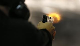 شخص يطلق النار