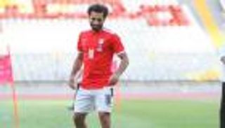 بصورة مع عروسين.. "السوشيال ميديا" تصالح محمد صلاح (فيديو)