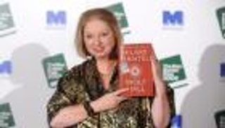 وفاة الروائية هيلاري مانتل.. صاحبة ثلاثية "قصر الذئاب"