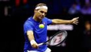 بـ10 قمصان.. مشجع يمنح فيدرر وداعا لا يُنسى (فيديو)