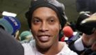 تعدى عليه بالضرب.. "كوبري" من "يوتيوبر" يشعل ثورة رونالدينيو (فيديو)