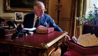 الملك تشارلز الثالث خلال فتحه الصندوق الأحمر