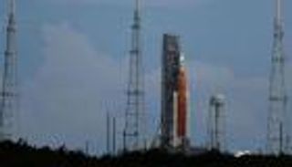 عاصفة تهدد عملية إطلاق صاروخ ناسا الجديد إلى القمر