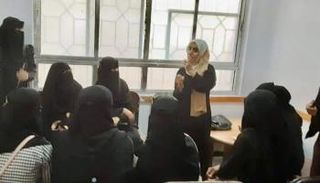 إيمان مع سيدات من ذوي الإعاقة السمعية في اليمن