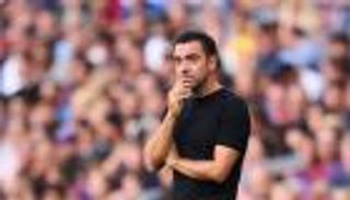 بطلها تشافي.. أزمة جديدة تهدد استقرار برشلونة