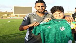 رياض محرز لاعب منتخب الجزائر