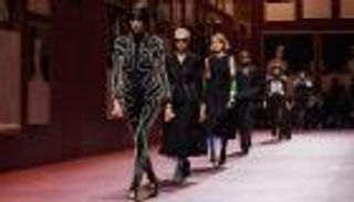 الموضة النسائية في الخريف.. إطلالات جريئة وفخمة ومريحة (صور)