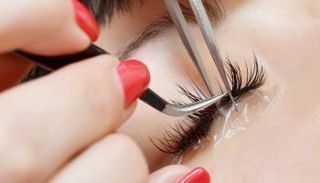 تركيب رموش صناعية - أرشيفية