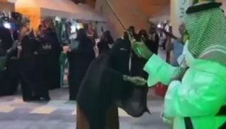 مسنة تتمايل بالسيف على أنغام العرضة