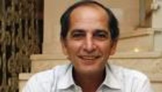 تنشر لأول مرة.. صور نادرة للفنان هشام سليم 