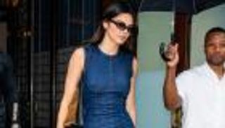 عودة موضة الجينز.. كيندل جينر تطل بفستان دنيم (صور)