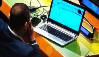 الموظف الدبلوماسي أثناء مشاهدة كرة القدم