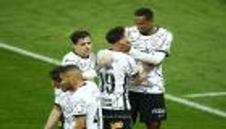 لحظة مؤثرة.. معلم يطلب قميص تلميذه في كأس البرازيل (فيديو)