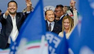 جانب من التجمع الأخير لتحالف يمين الوسط في وسط روما