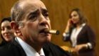 وعكة صحية جديدة تنقل المحامي المصري فريد الديب إلى المستشفى