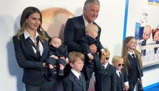 بالدوين مع زوجتها وأطفالهما