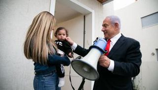 نتنياهو خلال دعاية انتخابية-أرشيفية