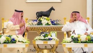 خادم الحرمين الشريفين خلال استقباله عاهل البحرين