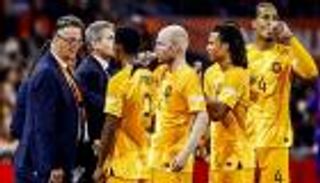 فان جال يدخل التاريخ.. 3 أرقام مبهرة لهولندا ضد بلجيكا