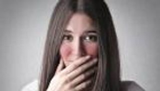 احمرار الوجه عند الشعور بالخجل.. كيف يحدث وما أهميته؟