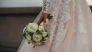 عروس تشهر السيف في وجه زوجها بحفل الزفاف.. ما القصة؟