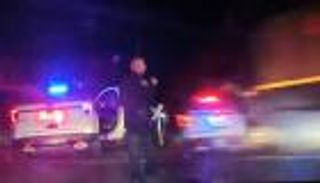 قطار يصدم سيارة داخلها فتاة مكبلة.. ماذا حدث للضحية؟ (فيديو)