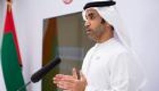 تخفيف قيود كورونا بالإمارات.. الكمامة اختيارية ولا مسافة بين المصلين