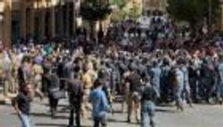 احتجاجات لبنان.. مجند في مواجهة والده لمنعه من دخول البرلمان