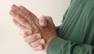نقص فيتامين B12.. الأسباب والأعراض