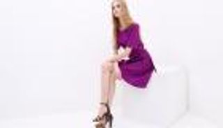 موضة خريف 2022.. أحذية براقة تخطف الأنظار