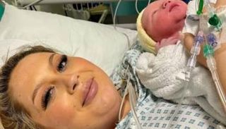 المرأة البريطانية مع طفلها