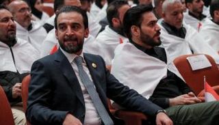 الحلبوسي مع نواب التيار الصدري خلال جلسة اليمين الدستوري