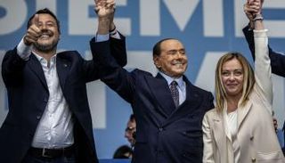 ميلوني تحتفل بالفوز مع شركاء التحالف اليميني