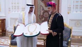 السلطان هيثم بن طارق يقلد الشيخ محمد بن زايد آل نهيان أرفع وسام عماني
