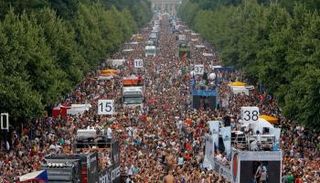 آلاف الألمان في الشارع خلال إحدى الفعاليات - أرشيفية