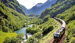 رحلة قطار بين مدينة 