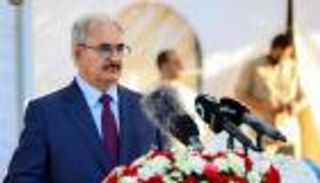 في زيارته لبراك الشاطئ.. حفتر يدعو الليبيين لـ"انتفاضة سلمية"