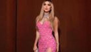 ستيفاني صليبا في إطلالة جريئة على البحر (فيديو)