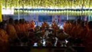 يثقبون خدودهم بالسكاكين.. ماذا تعرف عن مهرجان النباتيين؟ (صور)