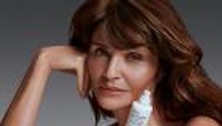 هيلينا كريستينسن بملابس داخلية شفافة في حملة تمكين المرأة (صور)