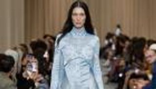 "بربري لندن" تعود بعرض أزياء مثير.. بكيني بقصة ساخنة (صور)